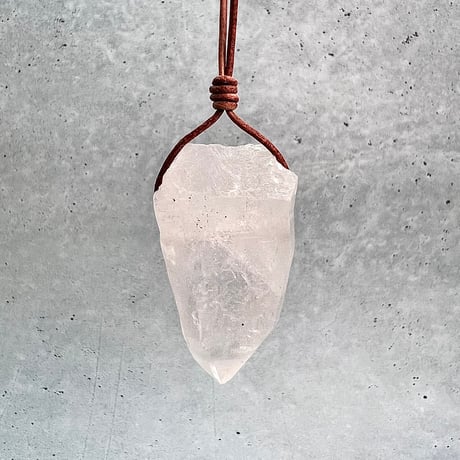 【カイラス産】天然ヒマラヤ水晶革紐付きペンダント③/Kailash Himalayan Quartz Pendant
