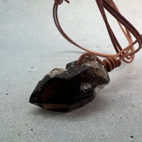 【ガウリシャンカール産】天然ヒマラヤスモーキークォーツ革紐ペンダント⑩(※訳あり)/GauriShankar Himalayan Smoky Quartz Pendant
