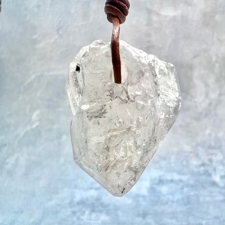 【カイラス産】天然ヒマラヤ水晶革紐付きペンダント②/Kailash Himalayan Quartz Pendant