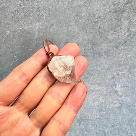 【カイラス産】天然ヒマラヤ水晶革紐付きペンダント④/Kailash Himalayan Quartz Pendant