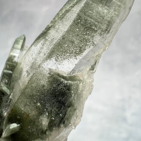 【ガネッシュヒマール産】クローライトイン天然ヒマラヤ水晶/GaneshHimal Chlorite&Albite in Himalayan Quartz