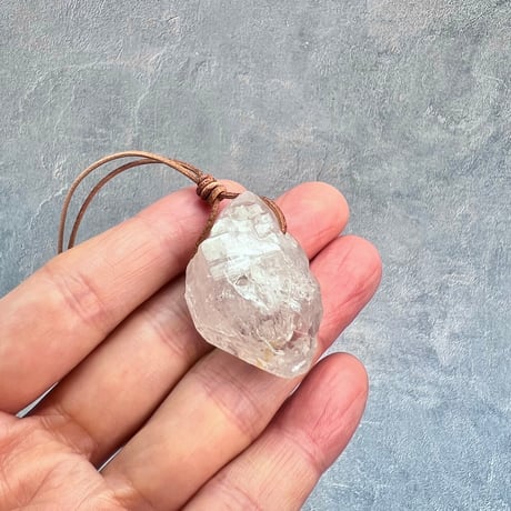 【カイラス産】天然ヒマラヤ水晶革紐付きペンダント②/Kailash Himalayan Quartz Pendant
