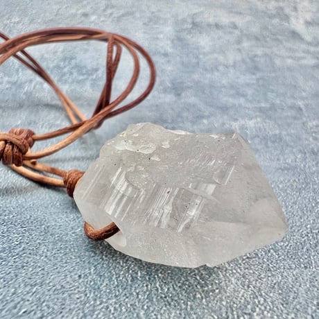 【カイラス産】天然ヒマラヤ水晶革紐付きペンダント⑤/Kailash Himalayan Quartz Pendant