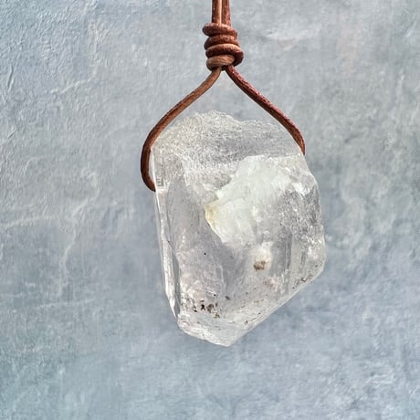 【カイラス産】天然ヒマラヤ水晶革紐付きペンダント①/Kailash Himalayan Quartz Pendant