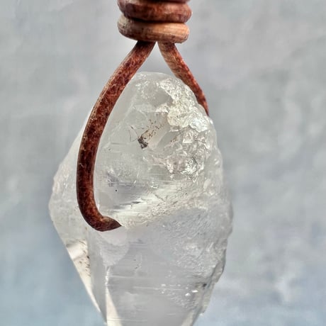 【カイラス産】天然ヒマラヤ水晶革紐付きペンダント⑪/Kailash Himalayan Quartz Pendant