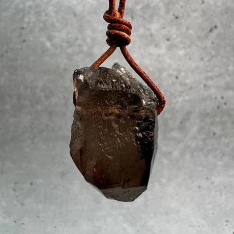 【ガウリシャンカール産】天然ヒマラヤスモーキークォーツ革紐ペンダント①/GauriShankar Himalayan Smoky Quartz Pendant
