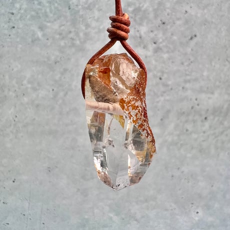 【ガネッシュヒマール産】リモナイトイン天然ヒマラヤ水晶革紐付きペンダント⑧/GaneshHimal Limonite in Natural Pendant