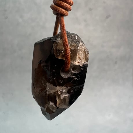 【ガウリシャンカール産】天然ヒマラヤスモーキークォーツ革紐ペンダント⑩(※訳あり)/GauriShankar Himalayan Smoky Quartz Pendant