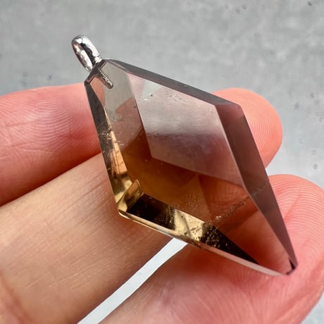 【ガウリシャンカール産】天然ヒマラヤスモーキークォーツ ファセットカットペンダントトップ/GauriShankar Smoky Quartz Facet Cut Pendant Top