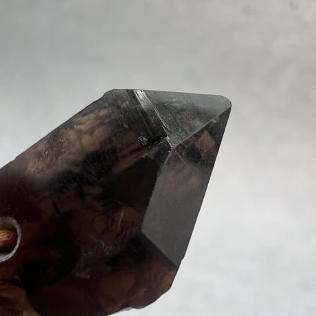 【ガウリシャンカール産】天然ヒマラヤスモーキークォーツ革紐ペンダント⑩(※訳あり)/GauriShankar Himalayan Smoky Quartz Pendant