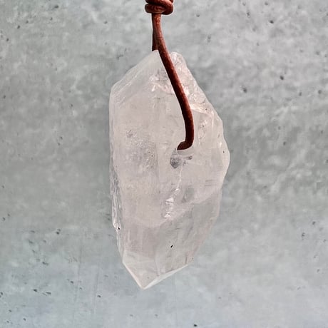 【カイラス産】天然ヒマラヤ水晶革紐付きペンダント③/Kailash Himalayan Quartz Pendant