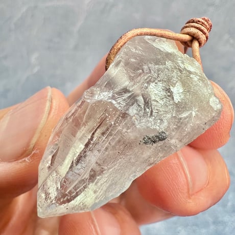 【カイラス産】天然ヒマラヤ水晶革紐付きペンダント⑨/Kailash Himalayan Quartz Pendant