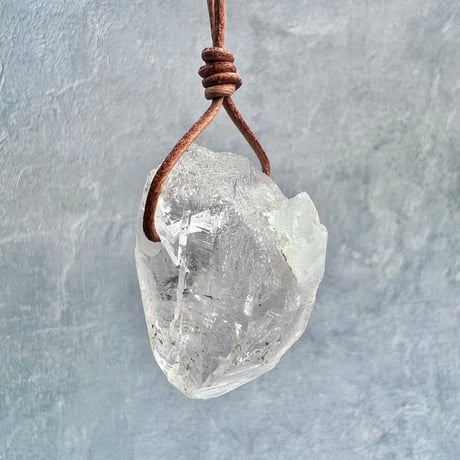 【カイラス産】天然ヒマラヤ水晶革紐付きペンダント①/Kailash Himalayan Quartz Pendant