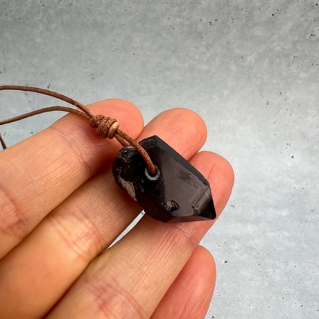 【ガウリシャンカール産】天然ヒマラヤスモーキークォーツ革紐ペンダント⑩(※訳あり)/GauriShankar Himalayan Smoky Quartz Pendant