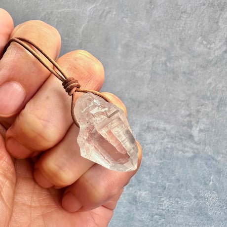 【カイラス産】天然ヒマラヤ水晶革紐付きペンダント⑪/Kailash Himalayan Quartz Pendant