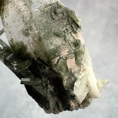 【ガネッシュヒマール産】クローライトイン天然ヒマラヤ水晶/GaneshHimal Chlorite&Albite in Himalayan Quartz