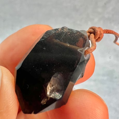 【ガウリシャンカール産】天然ヒマラヤスモーキークォーツ革紐ペンダント④/GauriShankar Himalayan Smoky Quartz Pendant