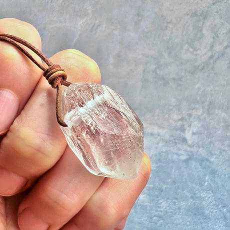 【カイラス産】天然ヒマラヤ水晶革紐付きペンダント⑦/Kailash Himalayan Quartz Pendant