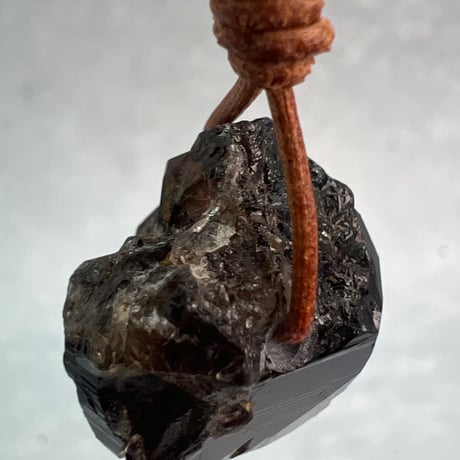 【ガウリシャンカール産】天然ヒマラヤスモーキークォーツ革紐ペンダント④/GauriShankar Himalayan Smoky Quartz Pendant