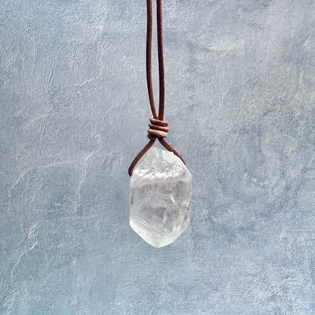 【カイラス産】天然ヒマラヤ水晶革紐付きペンダント⑦/Kailash Himalayan Quartz Pendant