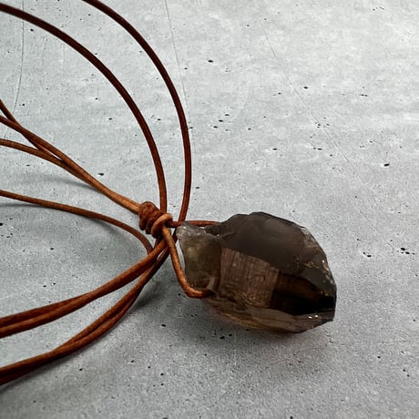 【ガウリシャンカール産】天然ヒマラヤスモーキークォーツ革紐ペンダント①/GauriShankar Himalayan Smoky Quartz Pendant