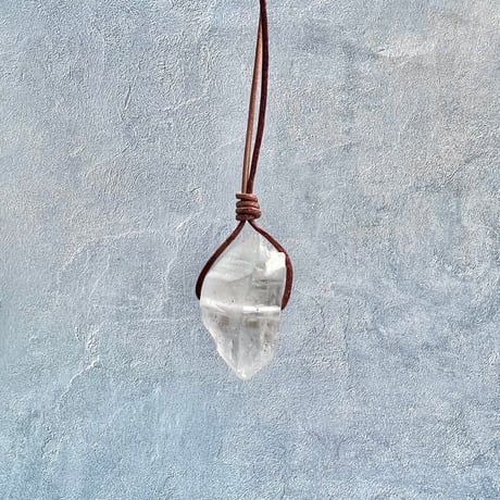 【カイラス産】天然ヒマラヤ水晶革紐付きペンダント⑥/Kailash Himalayan Quartz Pendant