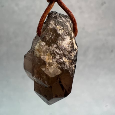 【ガウリシャンカール産】天然ヒマラヤスモーキークォーツ革紐ペンダント⑥/GauriShankar Himalayan Smoky Quartz Pendant