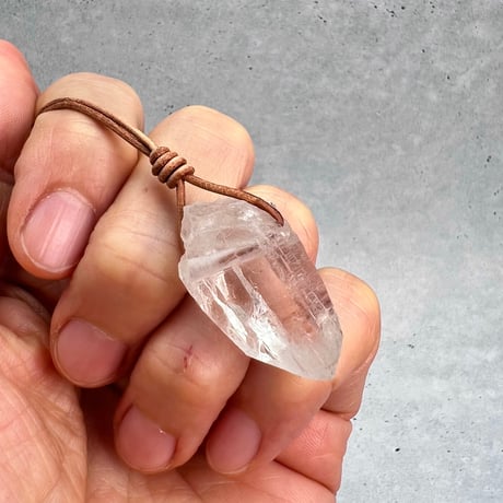 【カイラス産】天然ヒマラヤ水晶革紐付きペンダント⑨/Kailash Himalayan Quartz Pendant
