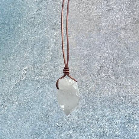 【カイラス産】天然ヒマラヤ水晶革紐付きペンダント⑤/Kailash Himalayan Quartz Pendant