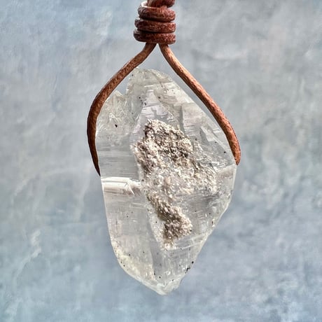 【カイラス産】天然ヒマラヤ水晶革紐付きペンダント⑥/Kailash Himalayan Quartz Pendant