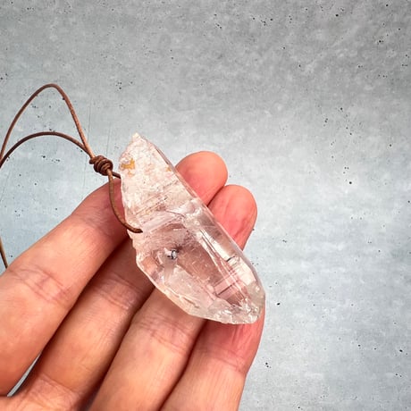 【ガネッシュヒマール産】天然ヒマラヤ水晶革紐付きペンダント③/GaneshHimal Limonite in Natural Pendant