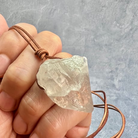 【カイラス産】天然ヒマラヤ水晶革紐付きペンダント④/Kailash Himalayan Quartz Pendant