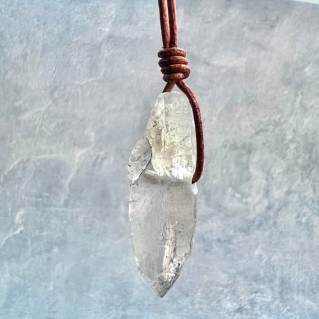 【カイラス産】天然ヒマラヤ水晶革紐付きペンダント⑧/Kailash Himalayan Quartz Pendant