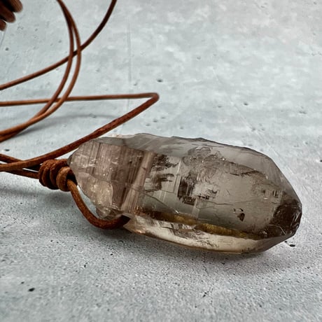 【ガウリシャンカール産】天然ヒマラヤスモーキークォーツ革紐ペンダント②/GauriShankar Himalayan Smoky Quartz Pendant