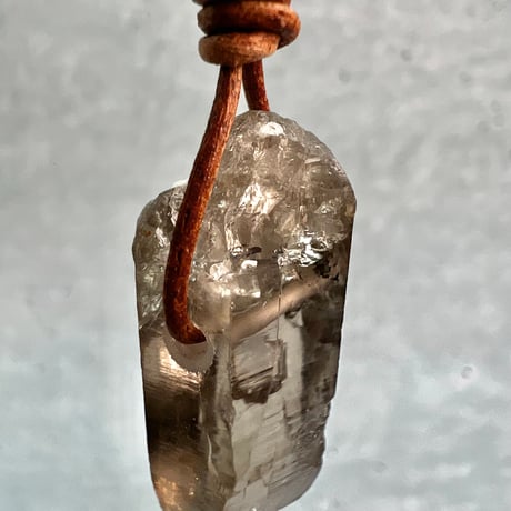 【ガウリシャンカール産】天然ヒマラヤスモーキークォーツ革紐ペンダント②/GauriShankar Himalayan Smoky Quartz Pendant