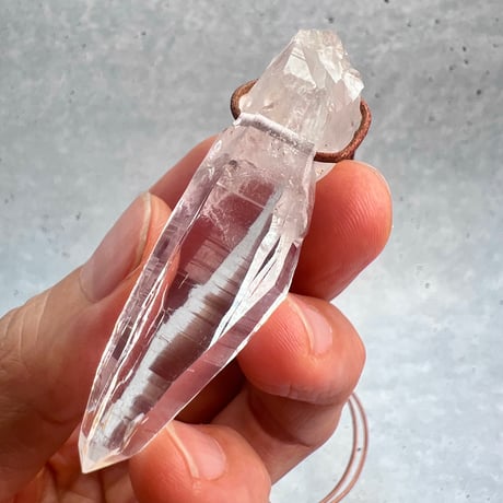 【ガネッシュヒマール産】天然ヒマラヤ水晶革紐付きペンダント①/GaneshHimal Limonite in Natural Pendant
