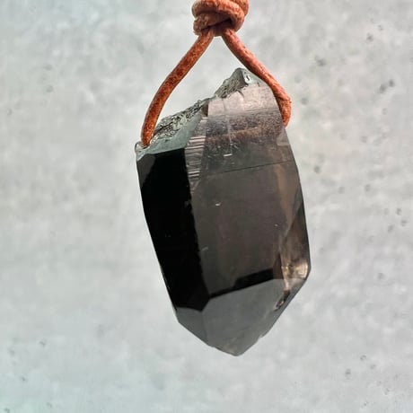 【ガウリシャンカール産】天然ヒマラヤスモーキークォーツ革紐ペンダント④/GauriShankar Himalayan Smoky Quartz Pendant