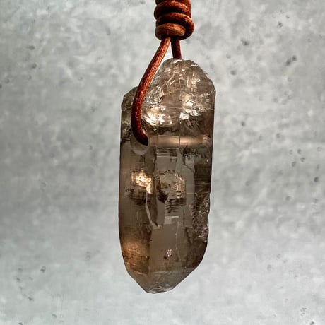 【ガウリシャンカール産】天然ヒマラヤスモーキークォーツ革紐ペンダント②/GauriShankar Himalayan Smoky Quartz Pendant