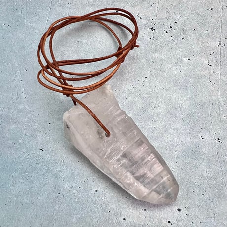 【カイラス産】天然ヒマラヤ水晶革紐付きペンダント⑥/Kailash Himalayan Quartz Pendant