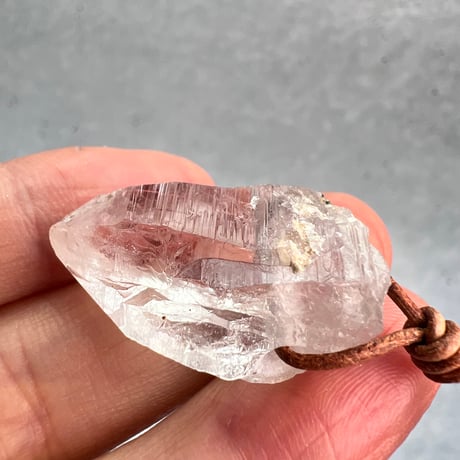 【カイラス産】天然ヒマラヤ水晶革紐付きペンダント⑨/Kailash Himalayan Quartz Pendant