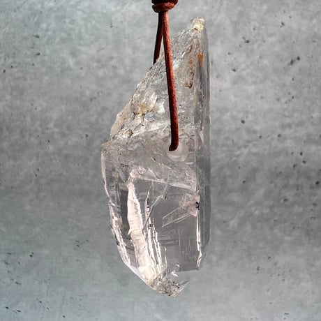 【ガネッシュヒマール産】天然ヒマラヤ水晶革紐付きペンダント③/GaneshHimal Limonite in Natural Pendant