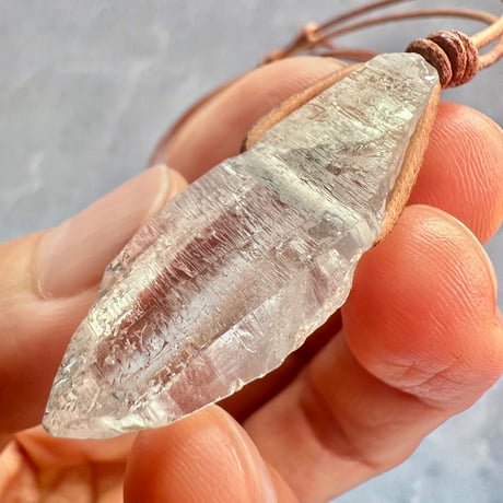 【カイラス産】天然ヒマラヤ水晶革紐付きペンダント⑧/Kailash Himalayan Quartz Pendant