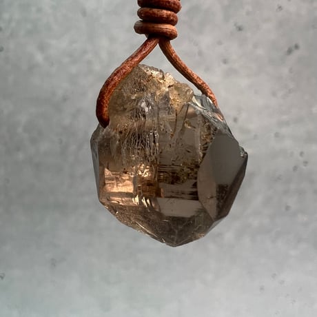 【ガウリシャンカール産】天然ヒマラヤスモーキークォーツ革紐ペンダント⑤/iGauriShankar Himalayan Smoky Quartz Pendant