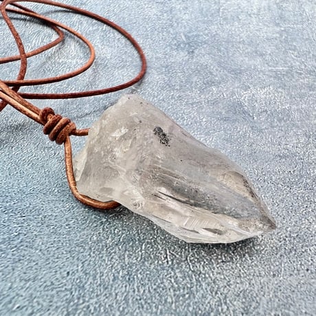 【カイラス産】天然ヒマラヤ水晶革紐付きペンダント⑨/Kailash Himalayan Quartz Pendant