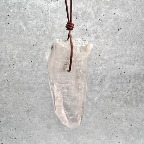 【カイラス産】天然ヒマラヤ水晶革紐付きペンダント⑥/Kailash Himalayan Quartz Pendant