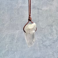 【カイラス産】天然ヒマラヤ水晶革紐付きペンダント⑨/Kailash Himalayan Quartz Pendant