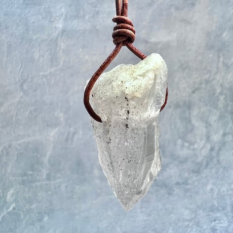 【カイラス産】天然ヒマラヤ水晶革紐付きペンダント⑨/Kailash Himalayan Quartz Pendant