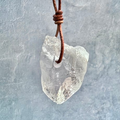 【カイラス産】天然ヒマラヤ水晶革紐付きペンダント①/Kailash Himalayan Quartz Pendant
