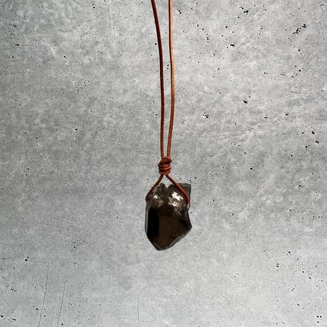 【ガウリシャンカール産】天然ヒマラヤスモーキークォーツ革紐ペンダント①/GauriShankar Himalayan Smoky Quartz Pendant