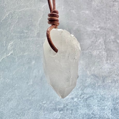 【カイラス産】天然ヒマラヤ水晶革紐付きペンダント⑤/Kailash Himalayan Quartz Pendant